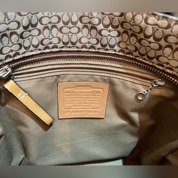 Tan coach purse, signature pattern - Picture 8 of 8